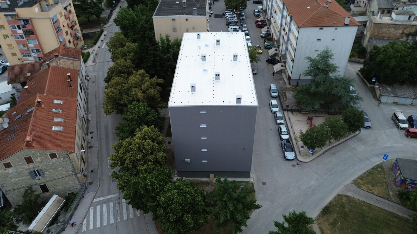 Obnovljena fasada i ravni krov stambene zgrade u Pazinu – pogled 1