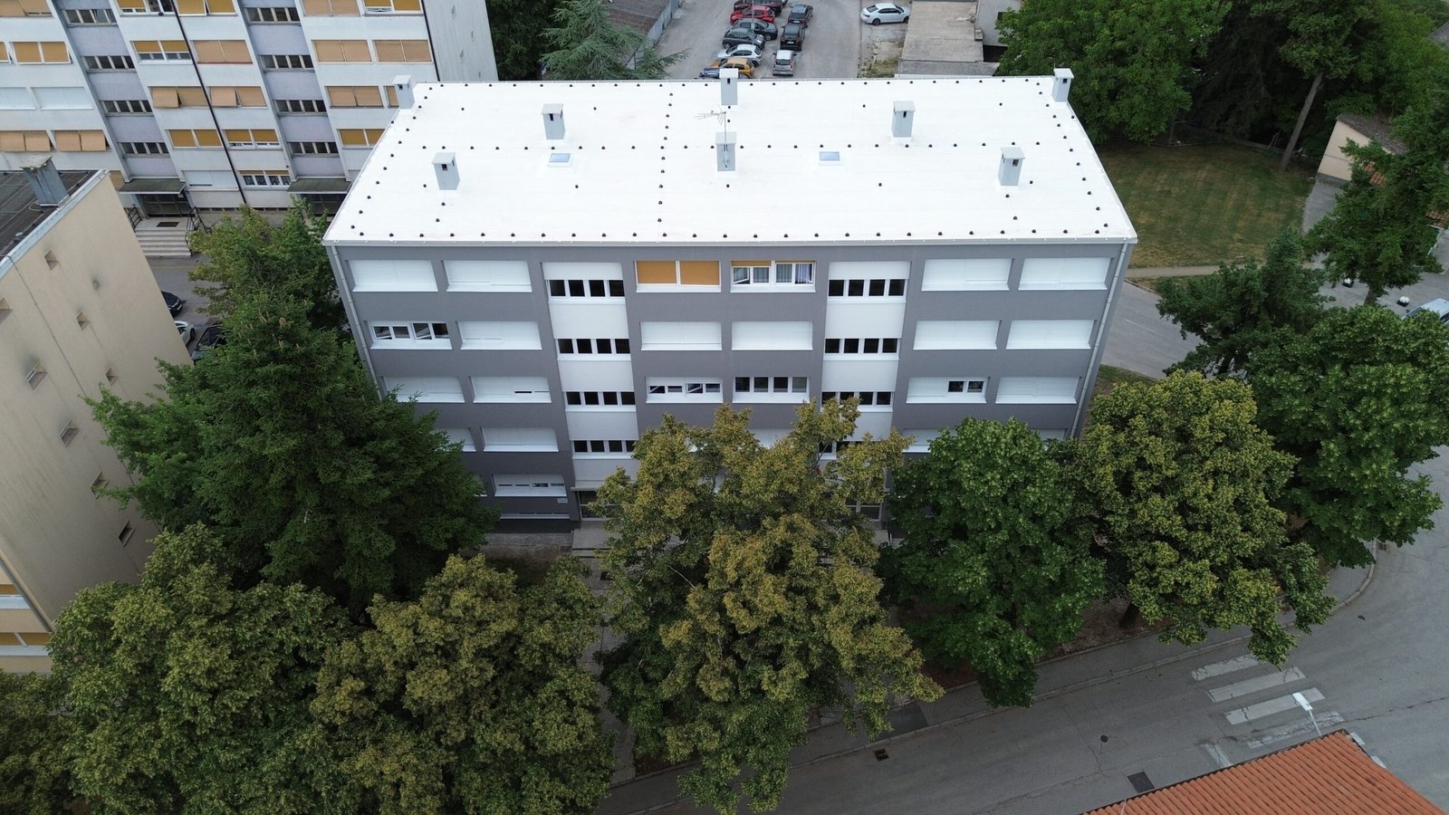 Obnovljena fasada i ravni krov stambene zgrade u Pazinu – pogled 2