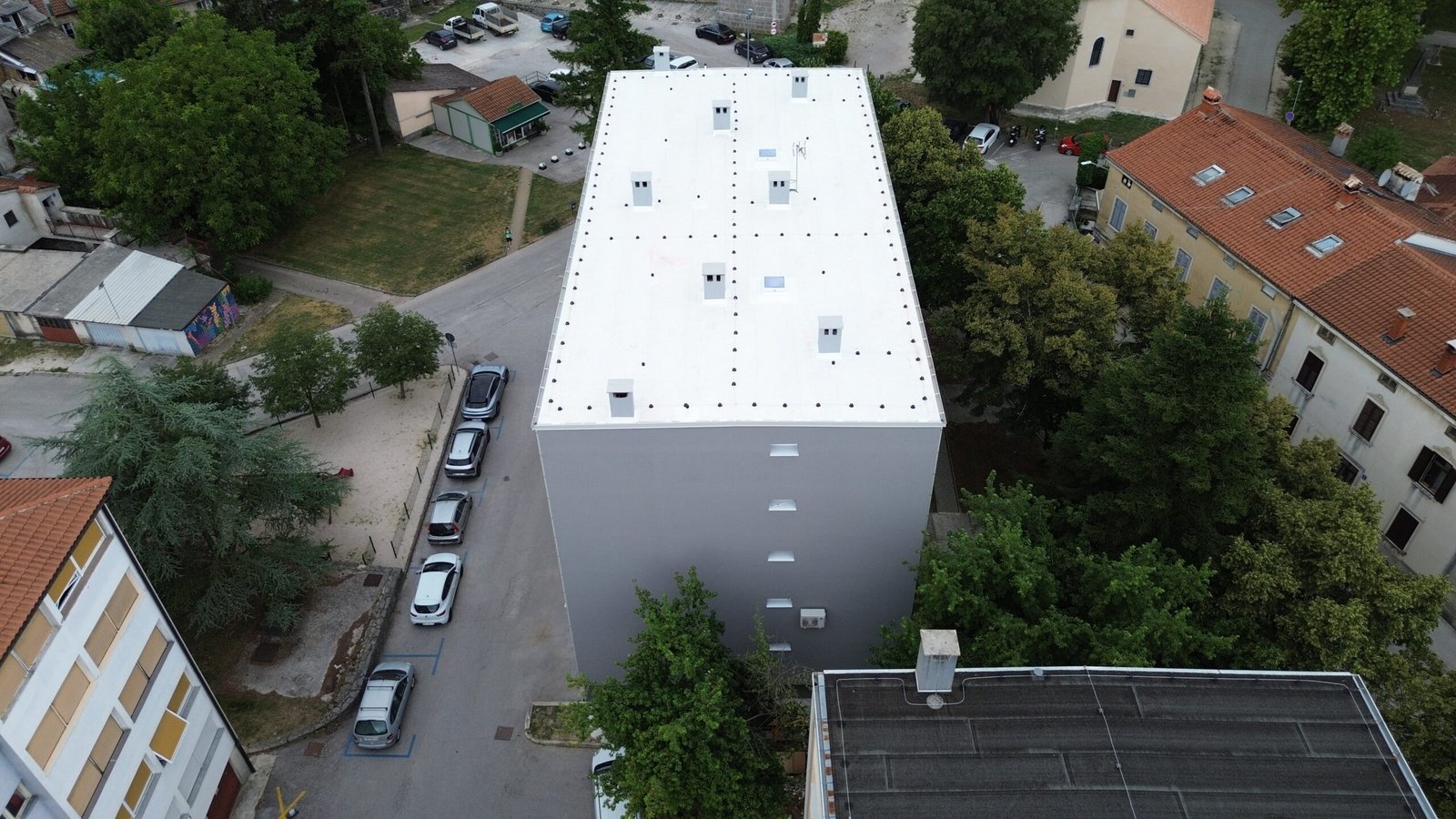 Obnovljena fasada i ravni krov stambene zgrade u Pazinu – pogled 3