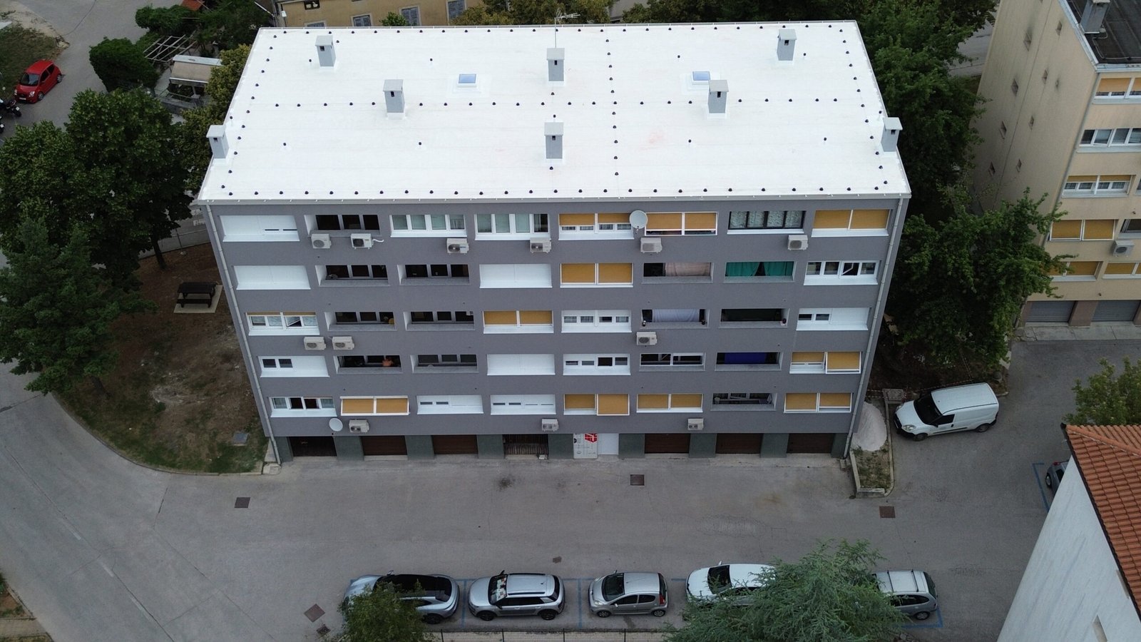 Obnovljena fasada i ravni krov stambene zgrade u Pazinu – pogled 4